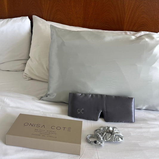 Funda de almohada de seda de morera 22 mommes en color plata Onisa Coté sobre cama