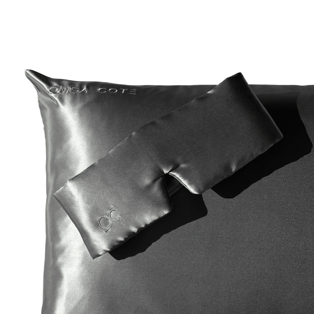Funda de almohada y antifaz de seda Onisa Coté en tono gris oscuro