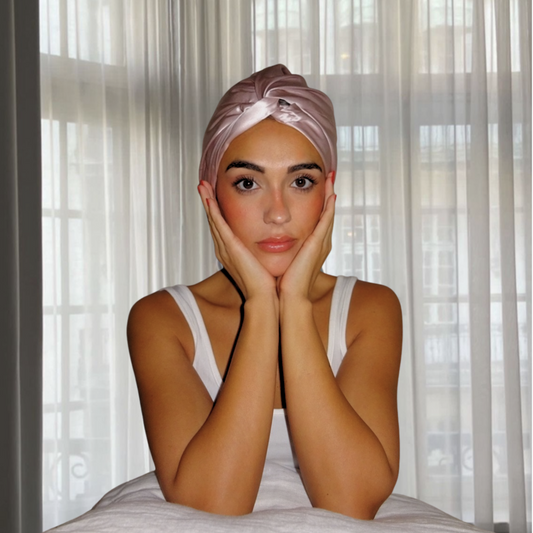 turbante de seda rosa de Onisa Coté