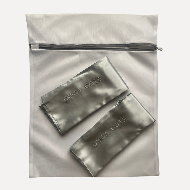 Bolsa de lavado de malla con cremallera y dos prendas de seda dentro