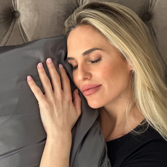 Funda de almohada de seda Onisa Coté potenciando el skincare nocturno