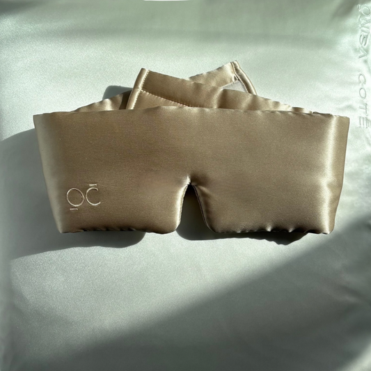 Antifaz de seda Onisa Coté sobre funda de almohada de seda