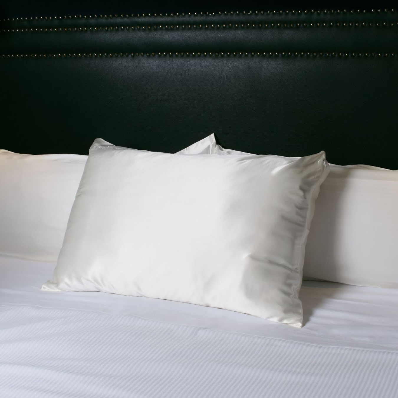 Funda blanca de seda Morera sobre cama de Hotel