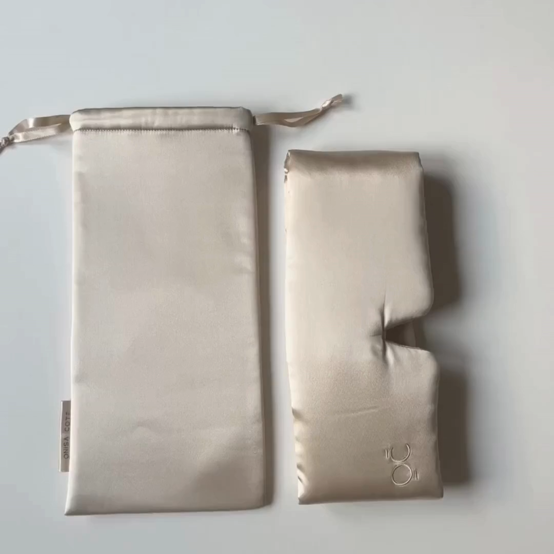 Detalle del antifaz de seda Champagne Onisa Coté