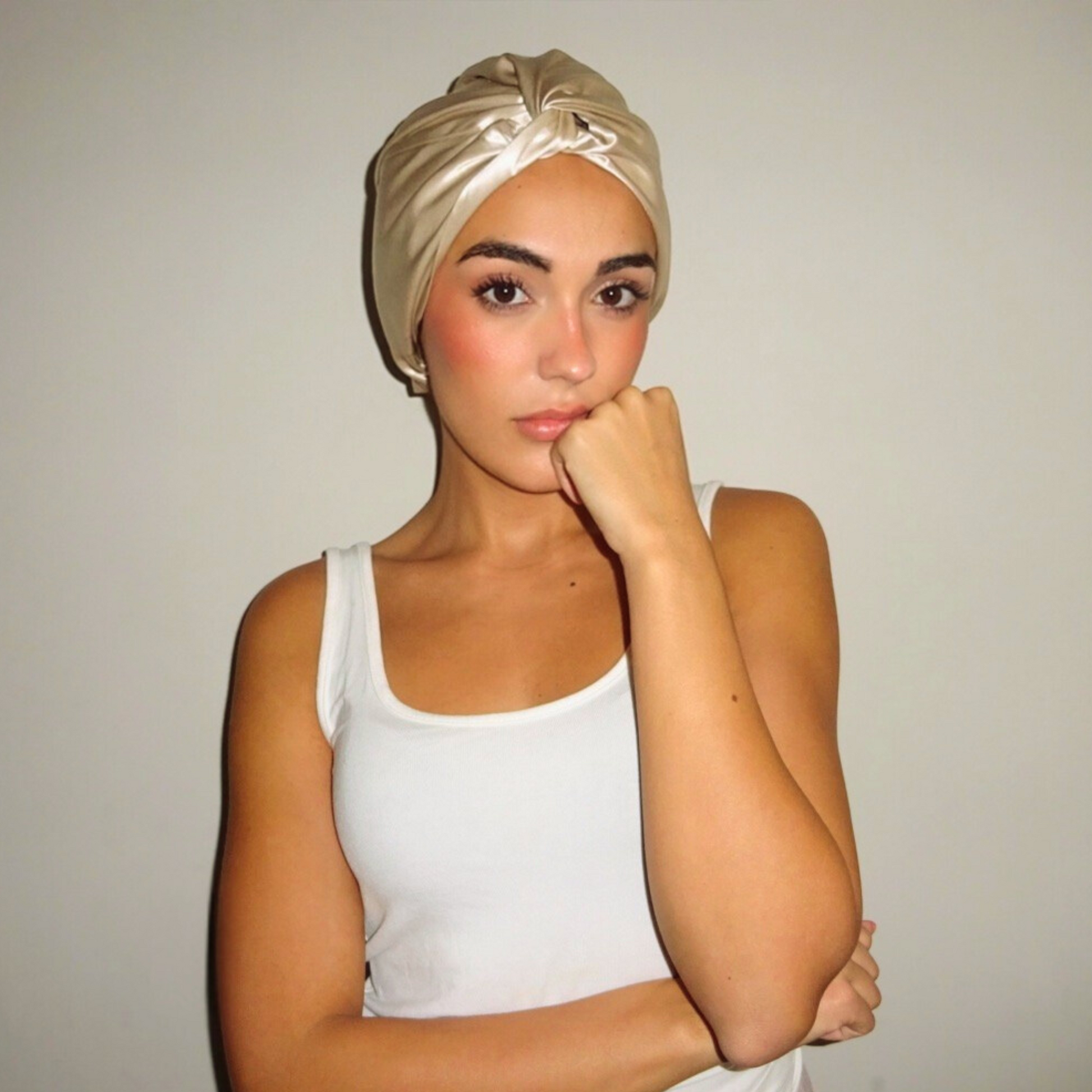 Turbante de seda champagne onisa cote