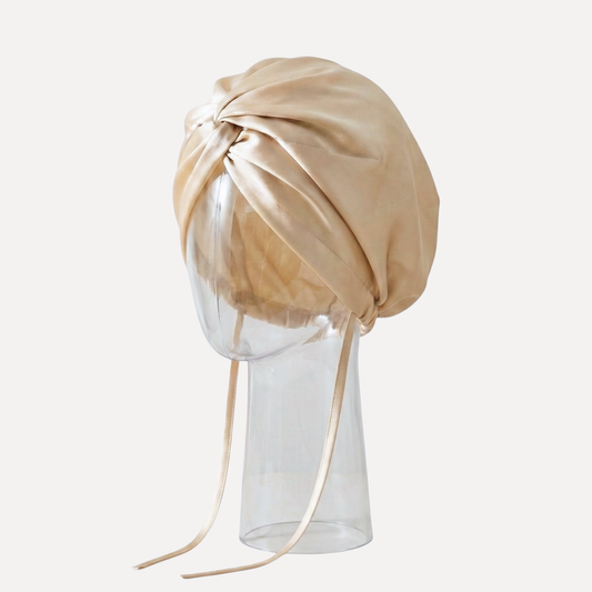 turbante de seda negro de Onisa Coté